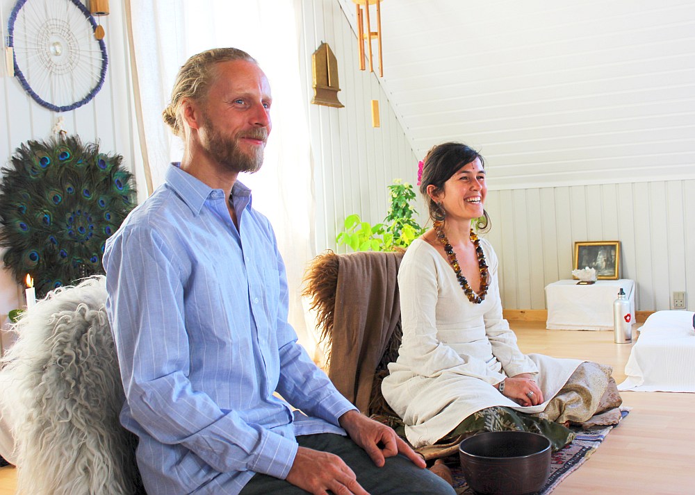 Arpita & Arjuna in tantra yoga class